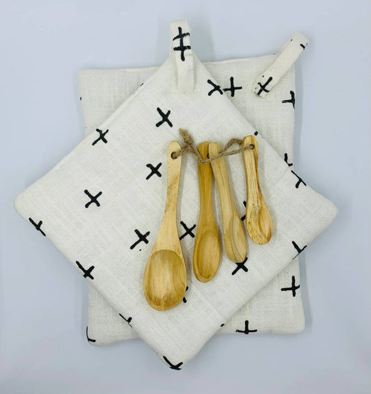 Set Of 2 Pot holders & Acacia wooden measuring spoon set